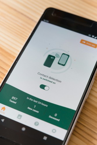 Zoom sur l'écran d'un smartphone montrant une tentative de connexion pour illustrer le concept de reprise applicative - TMA