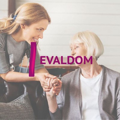 Logo Evaldom avec une femme et une dame âgée en fond 