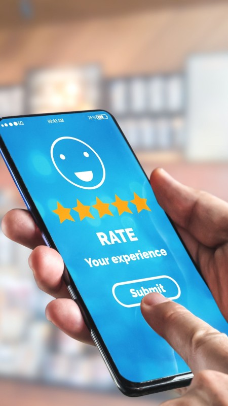 Note d'un client sur une application mobile avec un fond bleu 
