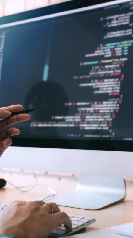 développement d'un logiciel sur mesure sur un écran d'ordinateur