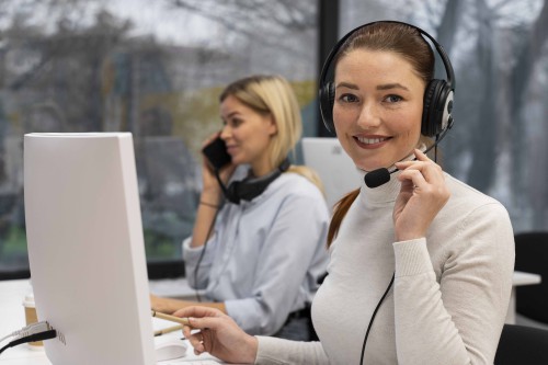 Femme au téléphone illustrant le service client dans la relation entre professionnels 