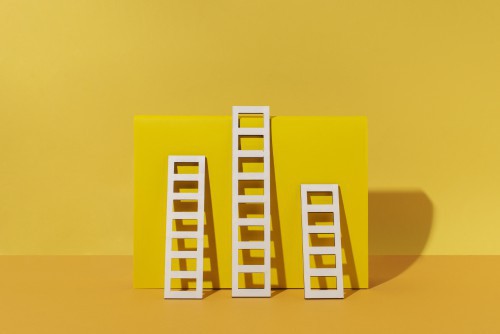 Mesure des performances d'un site illustré par des échelles sur un fond jaune 
