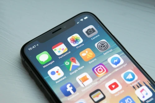 iPhone déverouillé avec menu d'applications ouvert pour illustrer la création d'applications sur mesure