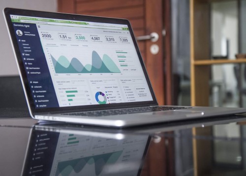 Ordinateur présentant des graphiques à analyser par un(e) chargé(e) de webmarketing