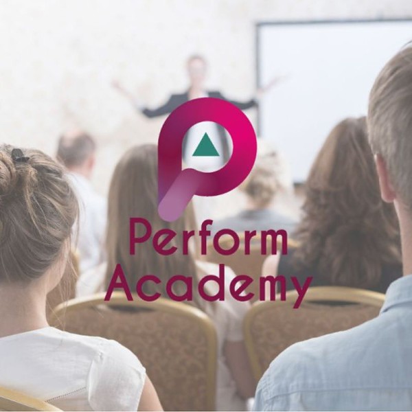 Logo Perform Academy avec fond représentant des personnes