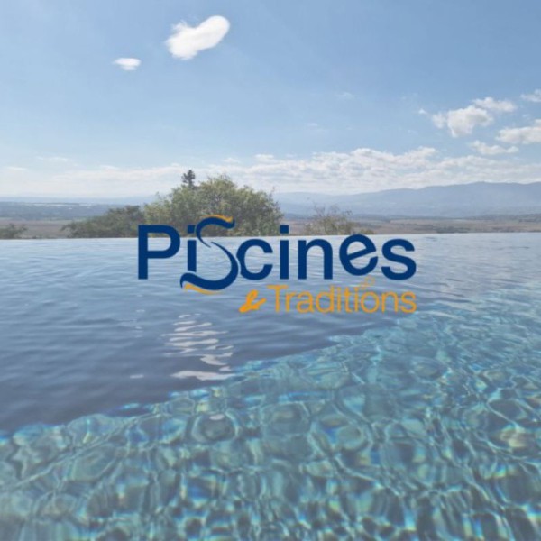 Fond piscine avec le logo de l'entreprise Piscines & Traditions