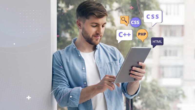 Homme avec en fond les différents langages informatiques les plus courant