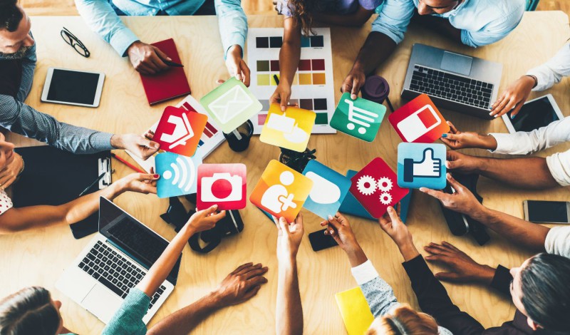 Différentes applications et plateformes sociales avec des mains 