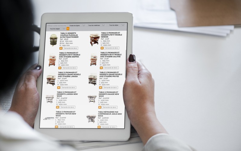 Homme qui consulte un site catalogue sur sa tablette blanche