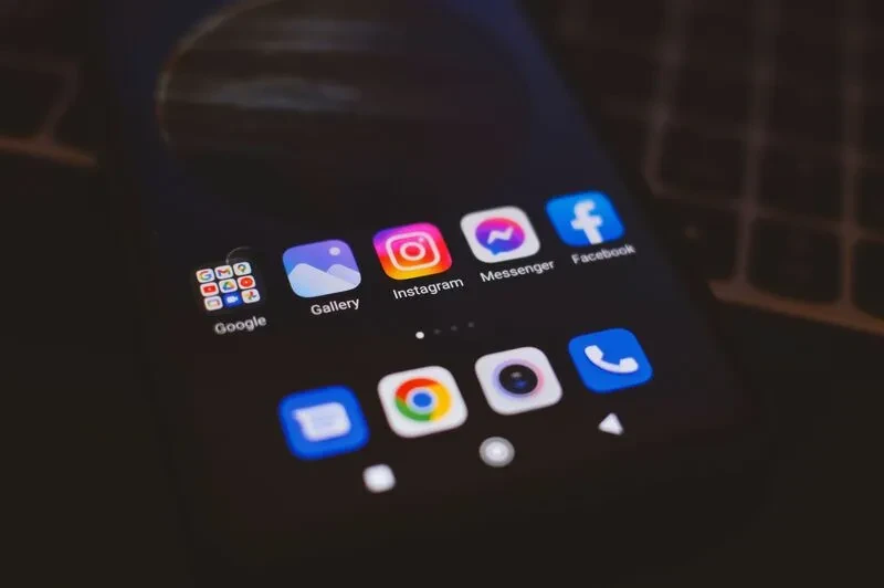 Image d'un téléphone avec des applications mobiles. Imagine Développement situé à Vienne en Isère propose le développement d'application native sur mesure