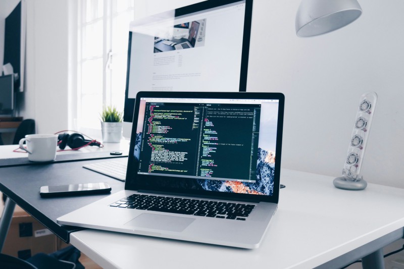 Ordinateur avec lignes de code 