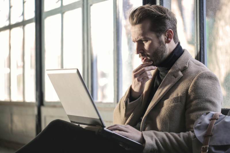 Homme qui navigue sur boutique en ligne