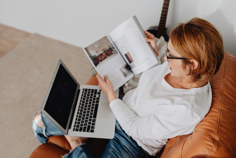 Femme qui consulte un site catalogue sur son ordinateur portable
