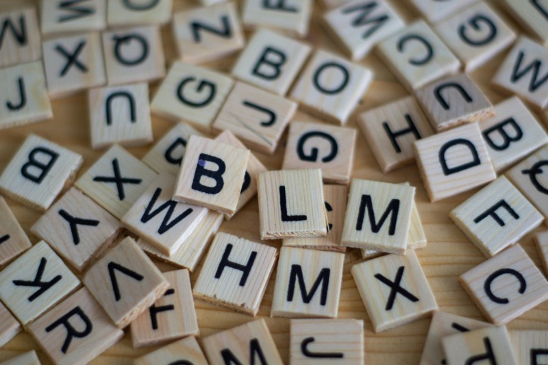 Lettres pêle-mêle pour illustrer l'importance du choix des mots-clés 