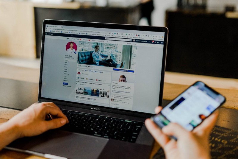 Ordinateur et smartphone illustrant les missions du métier de chargé de webmarketing