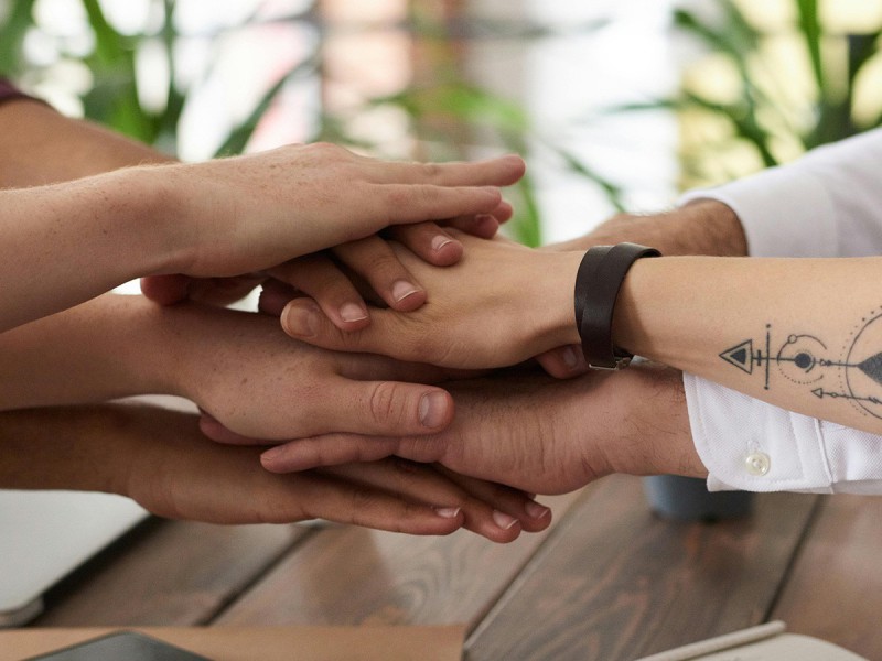 Mains jointes illustrant le choix d'un site web sur mesure pour une entreprise