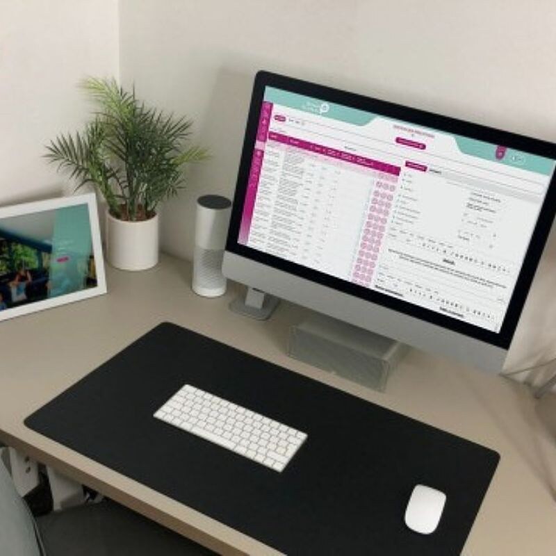 Ordinateur avec le logiciel Perform Academy sur l'écran 