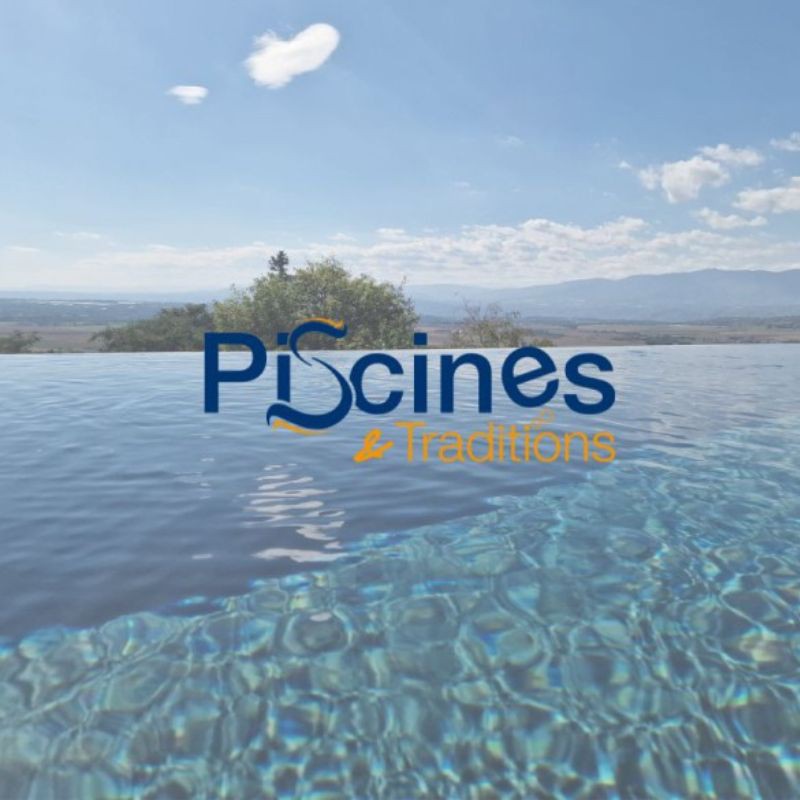 Fond piscine avec le logo de l'entreprise Piscines & Traditions
