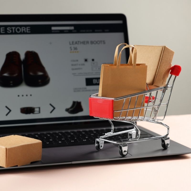 Photod'un site e-commerce avec un chariot rempli de cartons pour le conception de site e-commerce